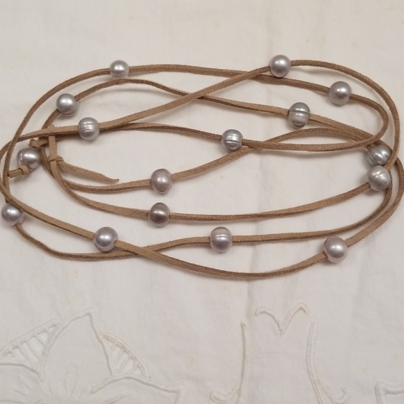 Necklace silver gray barrel pearls on taupe suede - Picture 5 of 6